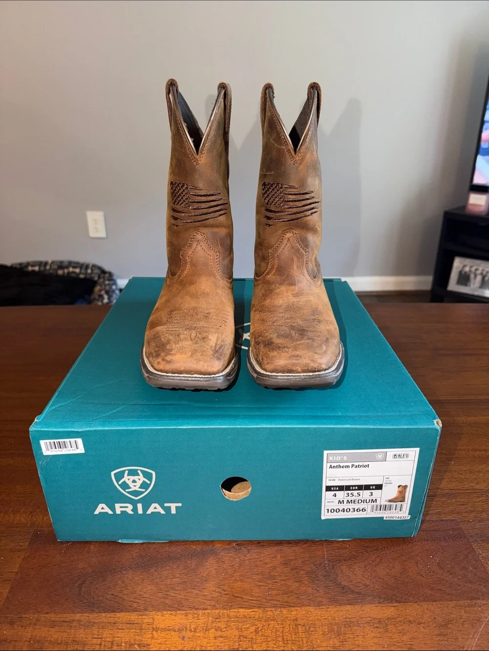 Ariat Kids Anthem Patriot Cowboy Boots in Distressed Brown.  Size U.S. 4